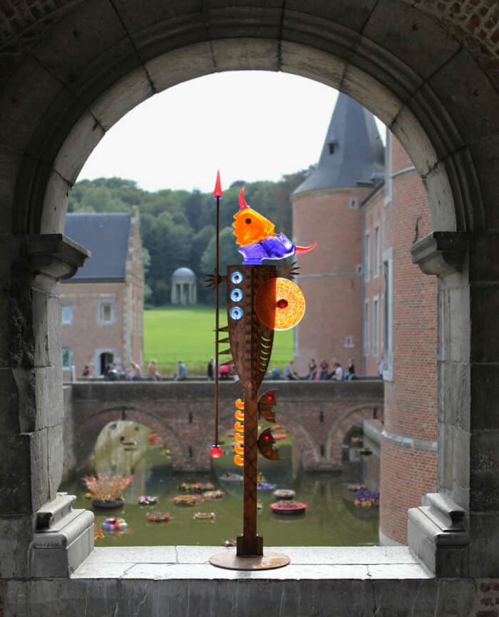 MASSAI MAN - Borowski Außenskulptur aus Glas und Metall auf Schloss Alden Biesen, Belgien