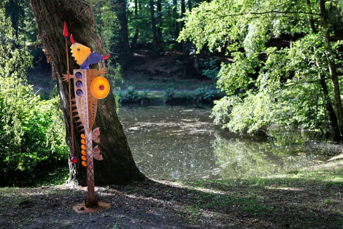 MASSAI MAN - Borowski Außenskulptur aus Glas und Metall