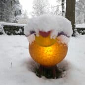 Borowski Glas Lichtobjekt PIG mit Schnee bedeckt leuchtet im Park