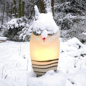 Das Lichtobjekt TAWNY ist winterfest und kann ganzjährig draußen stehen.