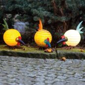 Cheerfully glowing chickens in the garden: The Trulla light object by Borowski Glas creates a stylish ambience in your outdoor area.