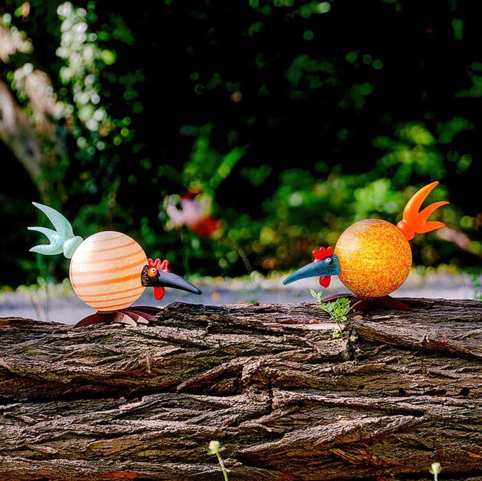 Cheerful glowing chickens in the garden with the Trulla light object by Borowski Glas