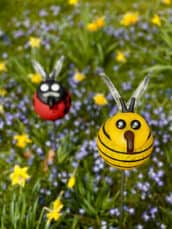 Glas-Biene und Glas-Käfer BUZZ & MARIO on stick Außenskulpturen zur Gartendekoration