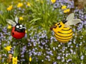 Glas-Biene und Glas-Käfer BUZZ & MARIO on stick Außenskulpturen zur Gartendekoration