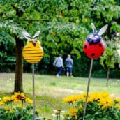 Glas-Biene und Glas-Käfer BUZZ & MARIO on stick Außenskulpturen zur Gartendekoration