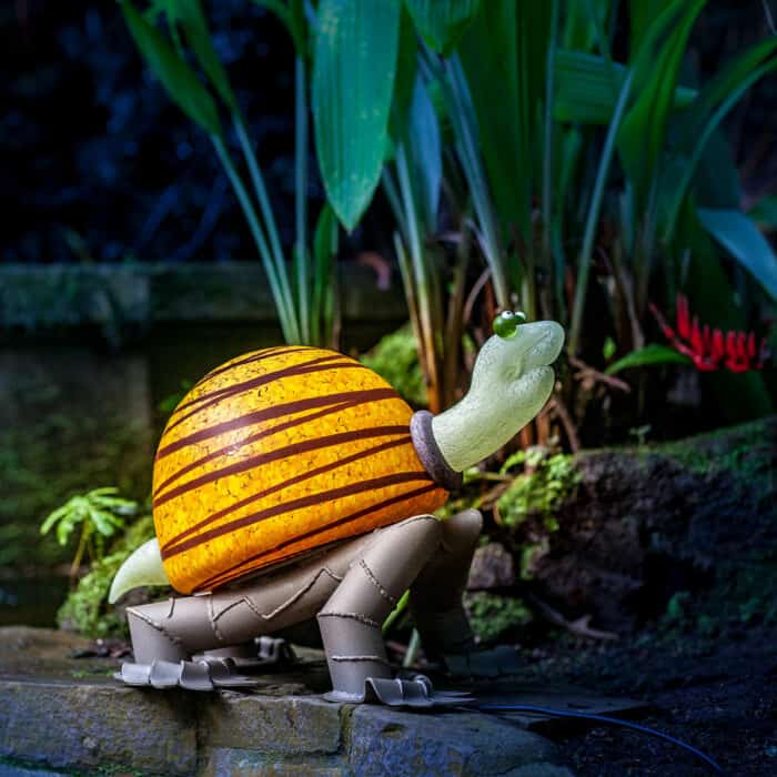 Das Lichtobjekt ARNOLD gelb ist eine große von innen beleuchtete Schildkröte für Ihren Garten.