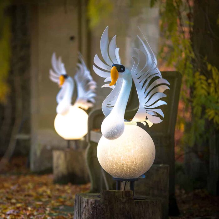 Leuchtender Schwan aus Glas und Metall für den Outdoor Bereich - Herbstfoto