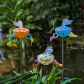 The LUCY glow worm made of mouth-blown glass decorates flower beds or garden ponds on a long metal rod.