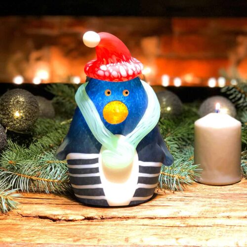 Christmas Pingu ist ein niedlicher Pinguin aus Glas mit Weihnachtsmütze und Schal.