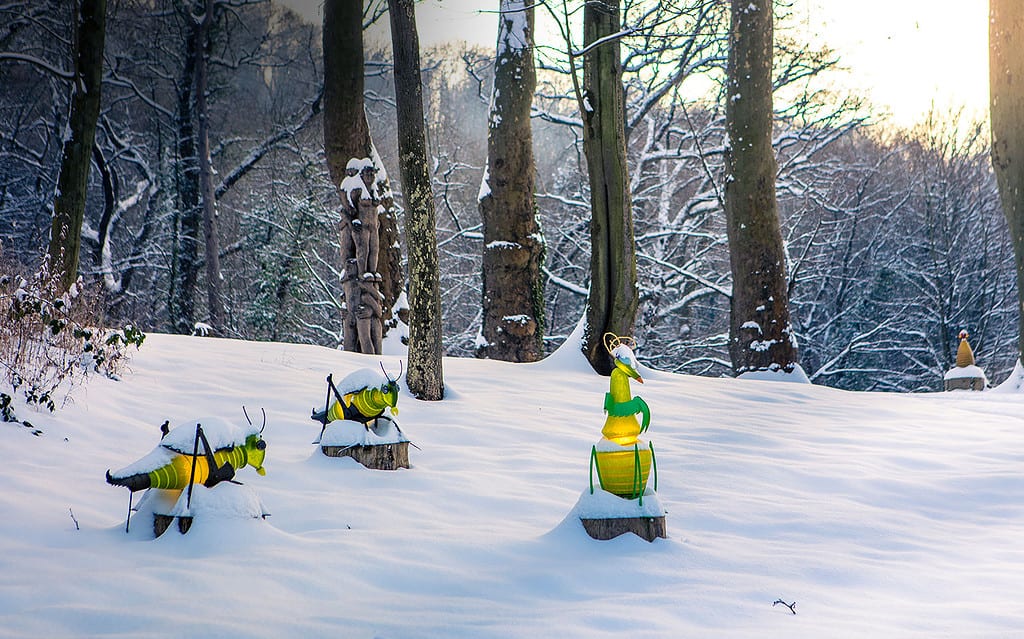 Borowski Lichtobjekte im tief verschneiten Park