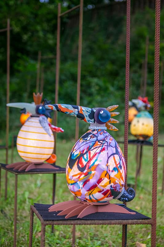 Installation auf dem Borowski Sommerfest 2024 mit der Sonderedition Schräge Vögel: Sommerkonzert mit viel Prominenz. Hier: JACKSON