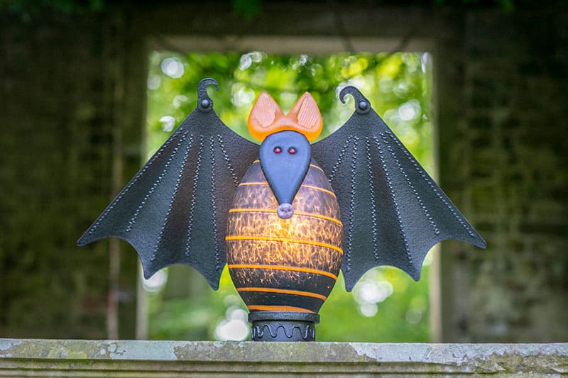 Borowski Lichtobjekt: Von innen beleuchtete schwarze Fledermaus VAMPY mit orangenen Ohren auf dem Borowski Sommerfest