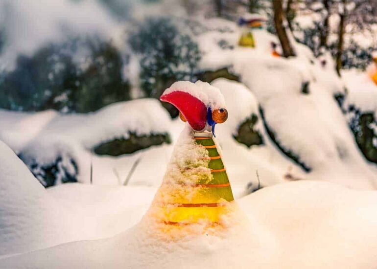 Vogel-Lichtobjekt BIG GONZO von Glasstudio Borowski im Schnee