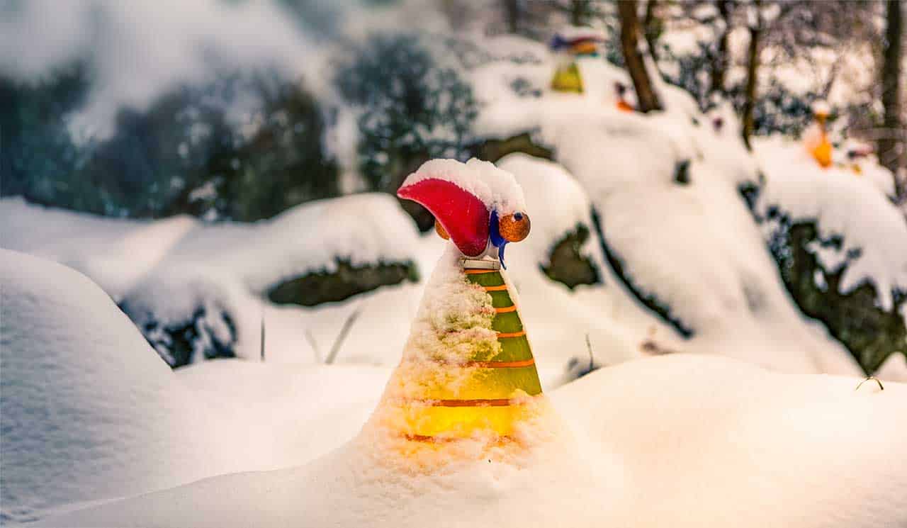 Vogel-Lichtobjekt BIG GONZO von Glasstudio Borowski im Schnee